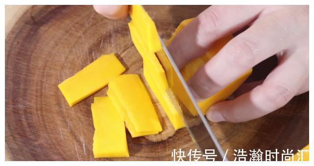 辅食|我家南瓜从不煮粥!比南瓜饼好吃百倍,宝宝吃完舔手指,肉都不换