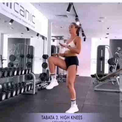 深蹲跳|运动的魅力真大,40岁阿姨坚持锻炼,与女儿合影被误认为是姐妹