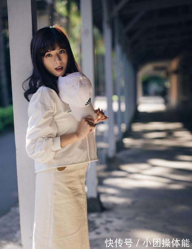 身穿白色 小姐姐身穿白色的帽衫卫衣，搭配牛仔半身裙，俏皮又时尚！