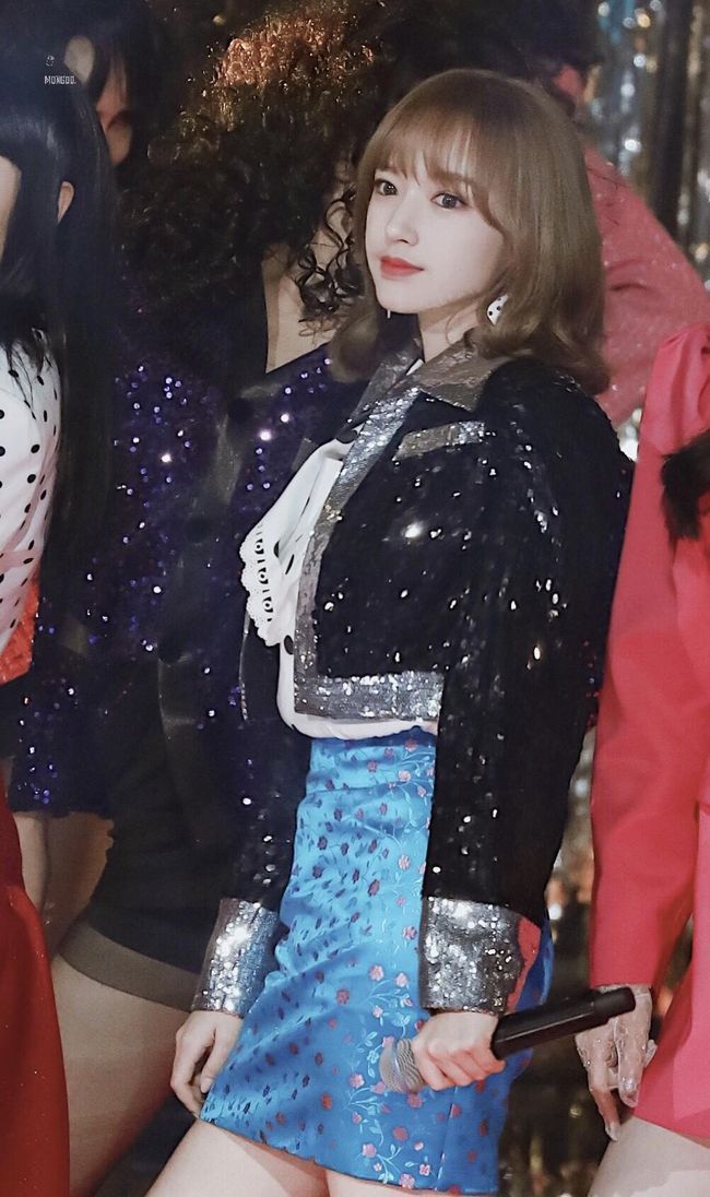 俏皮可爱|22岁就这么有气场!亮片上衣搭配蓝色包臀裙耀眼璀璨,太吸睛