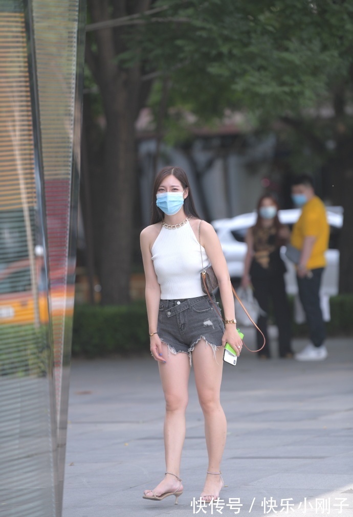小姐姐|小姐姐挂脖无袖上衣，米白色流苏小清新的风格，展现时尚感