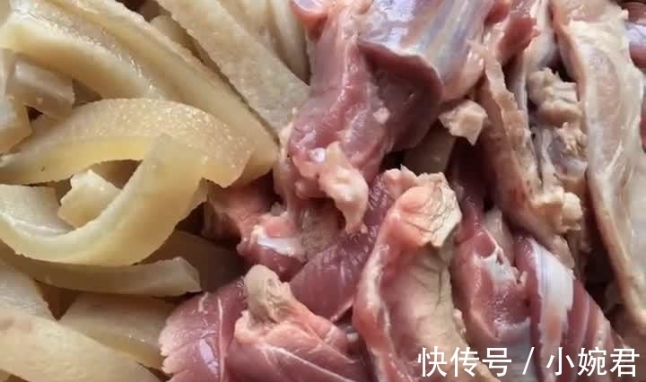 猪皮|熬猪皮冻时, 仅用猪皮已过时, 多放1样东西, Q弹爽口肉香味足!