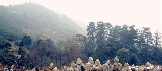 立在|万尊石像立在山间,诡异面孔让人敬畏,规模远超兵马俑