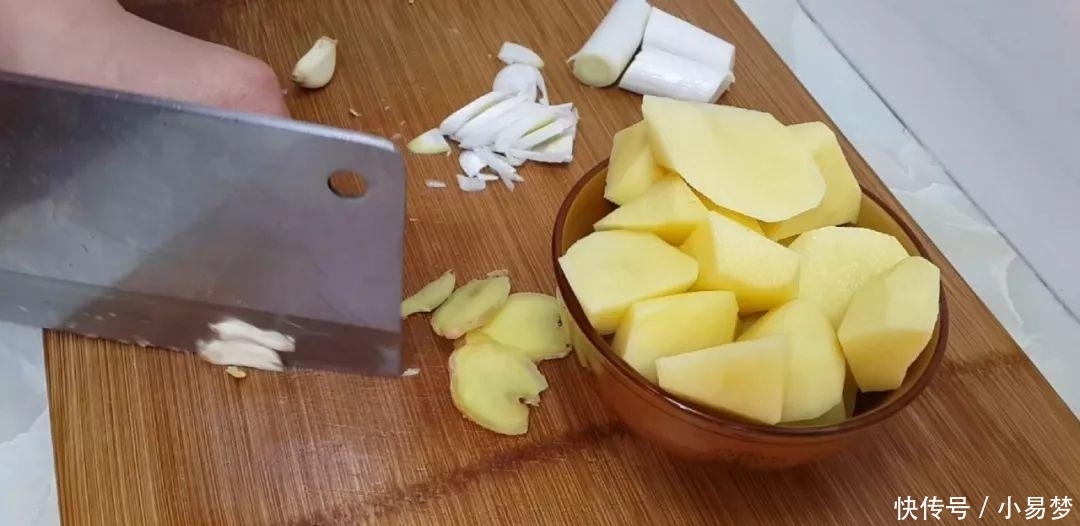 鸡肉这样做才好吃，掌握这个秘诀，一顿多吃两碗饭，一锅都不够吃