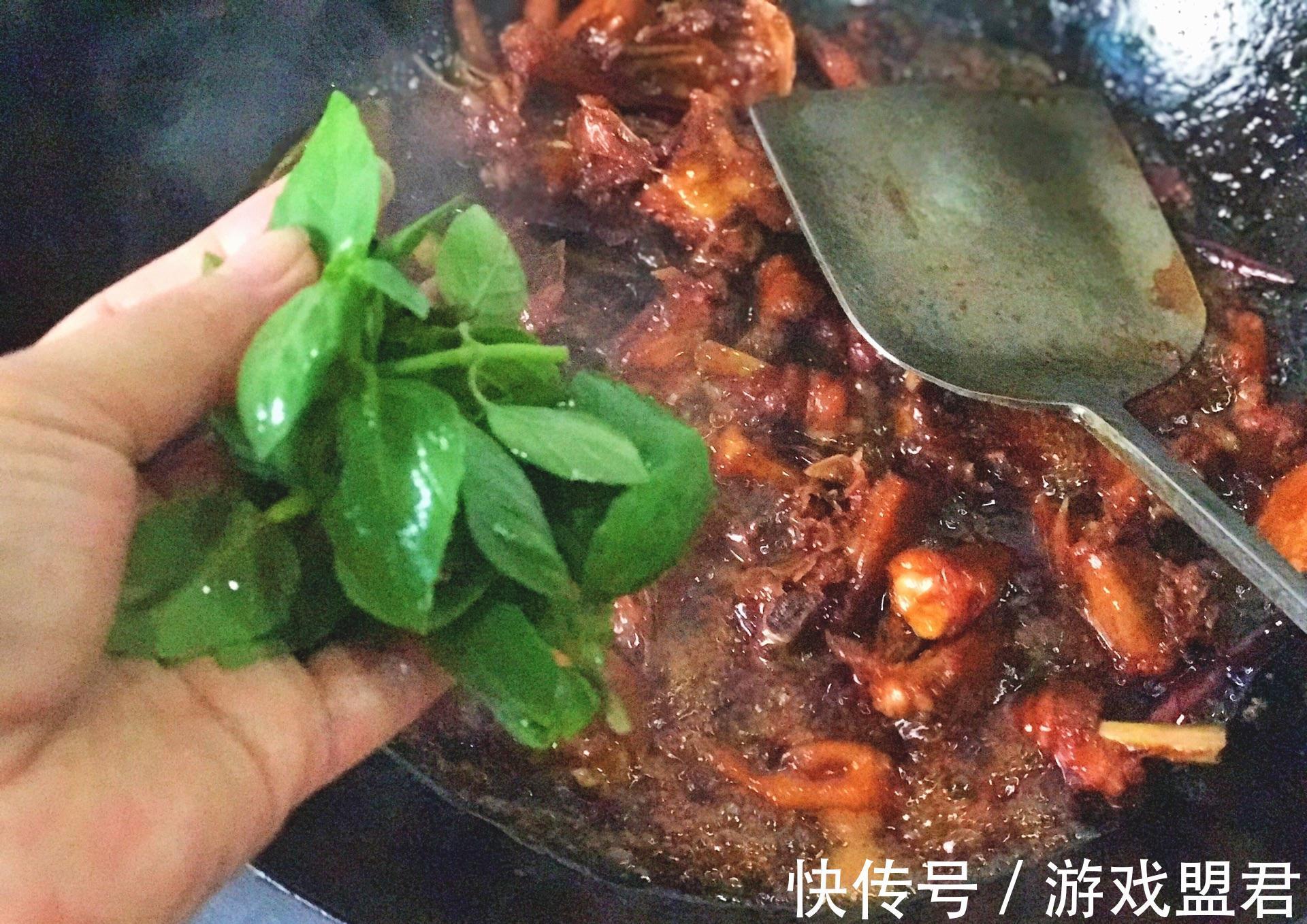 适合天冷吃的一道家常菜,配料方法简单,开锅浓香四溢