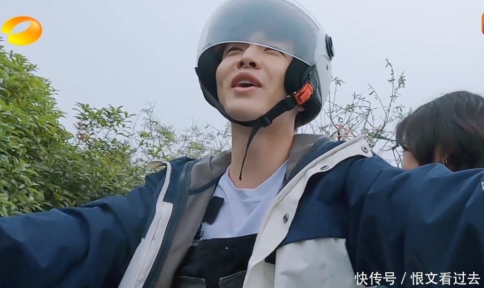 三轮车|张艺兴开三轮车险些伤到何炅,杨紫第一反应引热议:活该你红