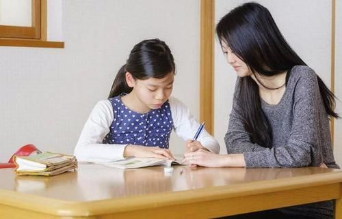 地铁上,宝妈抱娃姿势火了,网友点评:教育无关贫富,体现在细节