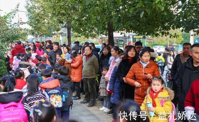 孩子|宝爸首次接娃走红，老师满脸戒备，爸爸急出汗：我真是他爹