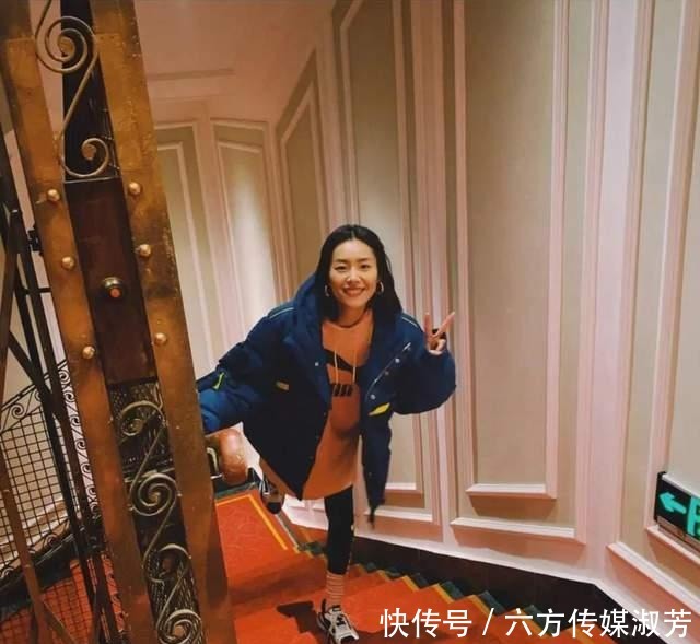 最近火了一种穿法:卫衣+羽绒服,时髦显瘦,承包整个冬季的时尚