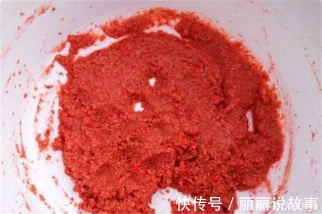 秋冬季节钓鲫鱼,气温低鱼口轻,别用搓饵和拉饵,上饵用这种手法