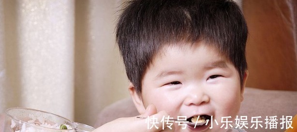 磨牙棒|医生劝诫:此物不给孩子吃,发育慢出牙晚,别当坏毛病,都是教训