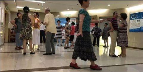 广场舞|大妈集体去图书馆跳广场舞,自称图书馆空间大还有空调!