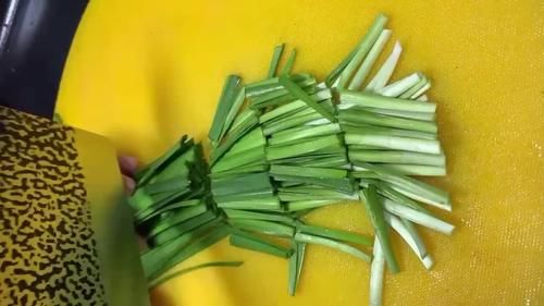  入味|韭菜猪肉粉条炖干豆腐，咸香微辣劲道入味，做法既简单又下饭