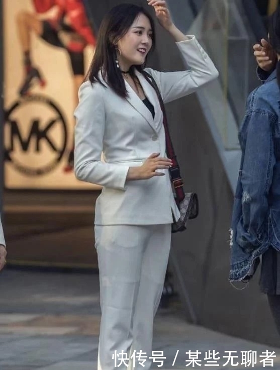 街拍:小姐姐身穿T恤配吊带连衣裙,显得气质优雅,清凉又舒适