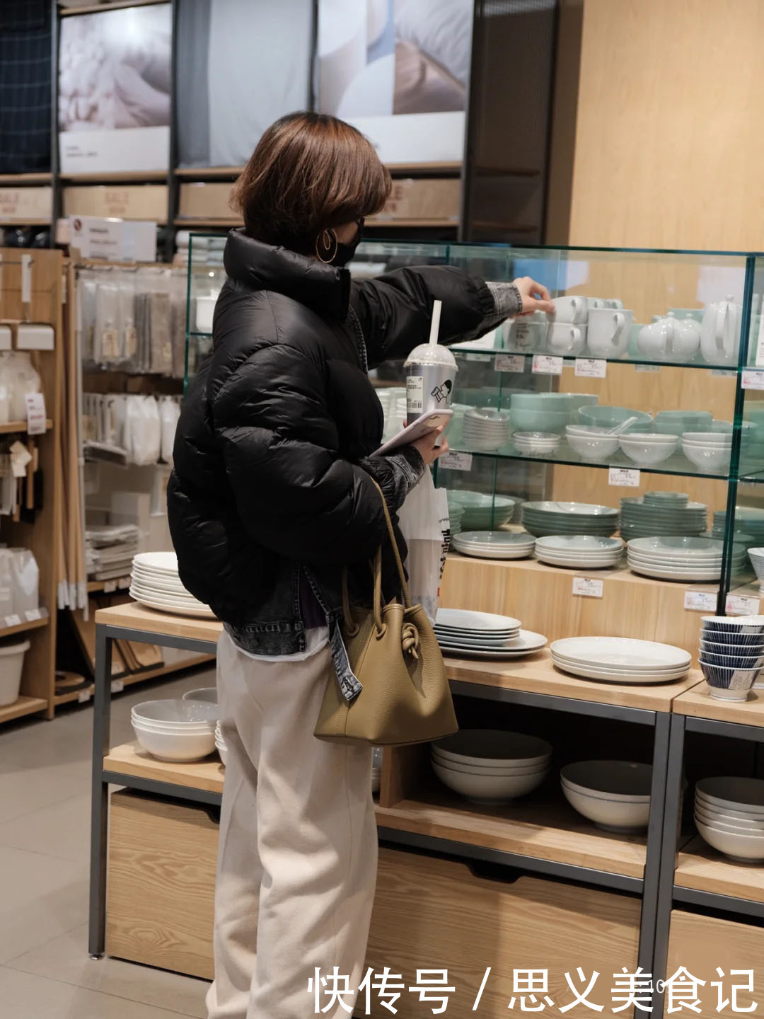 黑色羽绒服+这5条裤子,时髦高级很显瘦