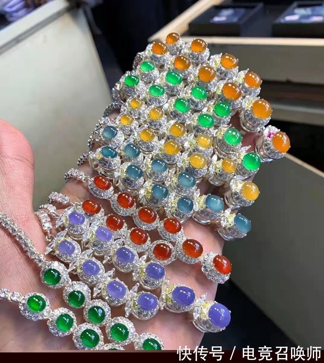 拼凑#七彩翡翠难寻,把颜色拼凑起来的彩虹色泽简直绝了,减龄又显年轻