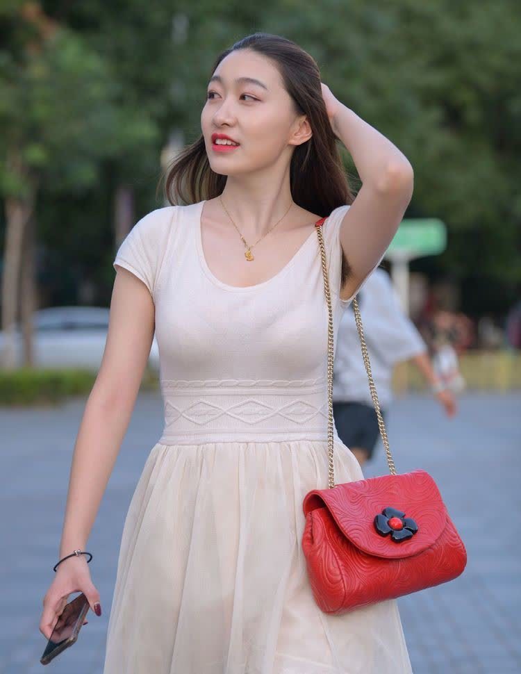 一条红色吊带连衣裙, 尽显阿娜身姿