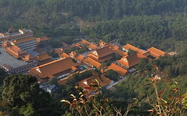 深圳香火旺盛的一座寺庙，依山拾级而建，对外不收取门票