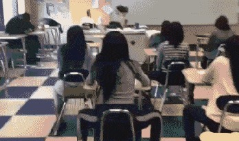 |搞笑GIF段子:妹子,整天摇来摇去,我怎样上课啊