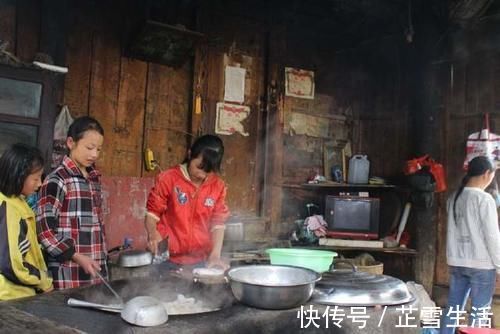 宝妈|生二胎时将女儿拴在医院凳子上，如今又要第三胎，网友：孩子可怜