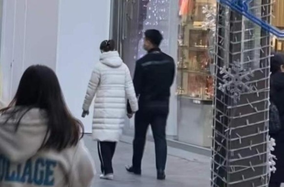 退役|31岁丁宁退役后曝光恋情,与男生牵手逛街约会,周围弥漫粉红泡泡