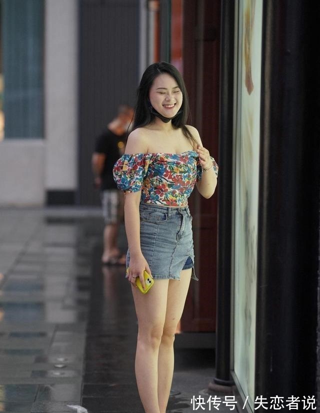 美女 身材修长的鲨鱼裤美女，时尚休闲又百搭，显得大气！