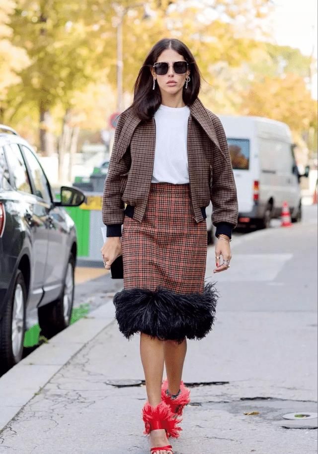 最近火了一条裙子叫：“呢子裙”，时髦显瘦，配大衣羽绒服就很美