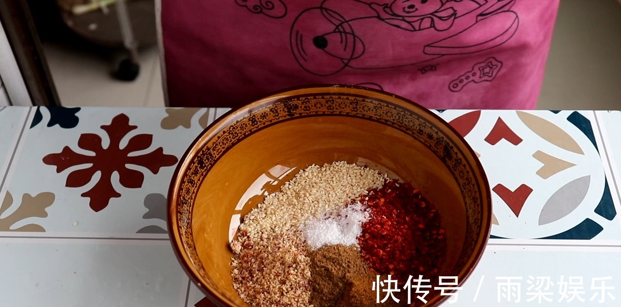 想吃炸串不用去外面吃了，方法教你在家简单做，香辣过瘾又解馋