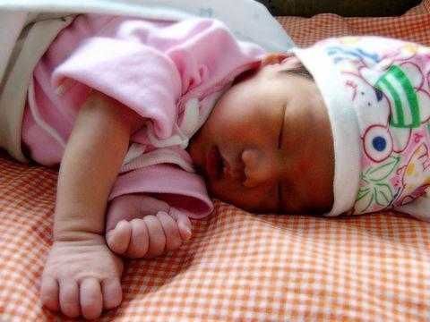 宝妈|新生儿“投降式睡姿”会累吗了解真相后,妈妈再也不给宝宝纠正了