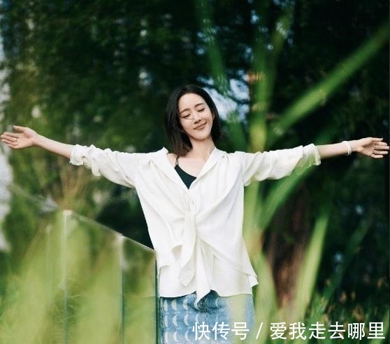 简下繁 张钧甯为了美豁出去了,衬衫穿一半把吊带露出来,反而显得很高级!