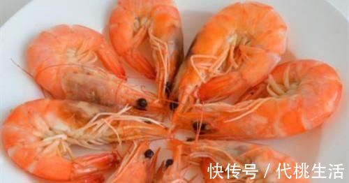 煮虾时，只加生姜与食盐可不行，多加这“2样”，虾肉不腥更鲜香
