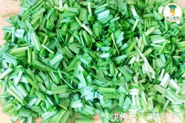 馅料|韭菜盒子的馅料，韭菜处理是关键，掌握2个技巧，韭菜鲜嫩不出汤