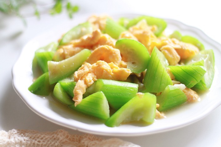 炒丝瓜时别直接下锅,牢记2个技巧,出锅翠绿不发黑,脆爽又鲜香