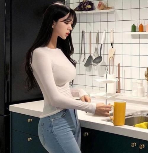 穿搭|美女穿搭:牛仔裤打底衫彰显女人温柔美,十分别致,时髦少女感觉