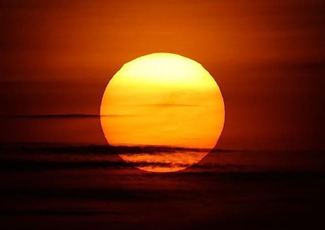 太阳重达2000亿亿亿吨,为什么还能悬浮在