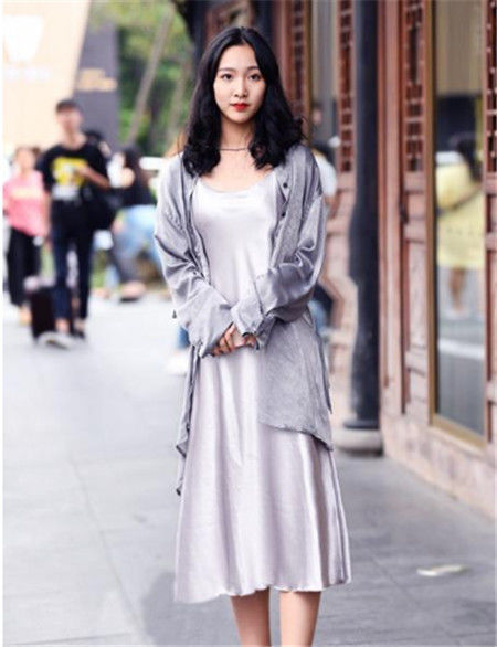 美发|街拍:风吹裙摆美发飘,时髦佳人,你的美丽像丁香