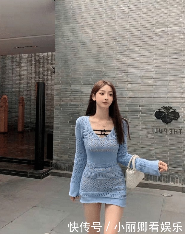 浅蓝色提花针织裙穿上身,显白又温柔,伴随着些许的小性感