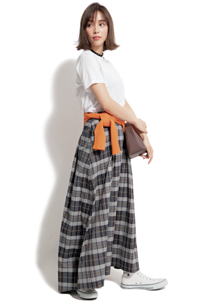 蕾丝 今夏又火了一种新穿搭叫:白色运动鞋+半身裙,既时髦又显年轻