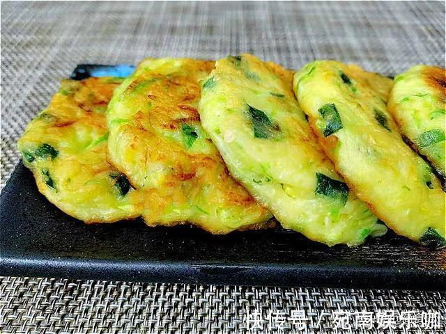 味美|西葫芦别再炒着吃了，试试这样做，鲜香味美，外酥里软，太香了