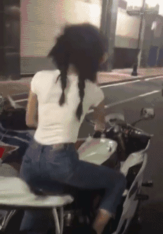 |搞笑GIF:在街头碰到一个妹子,本想上去搭讪,一回头吓我一哆嗦