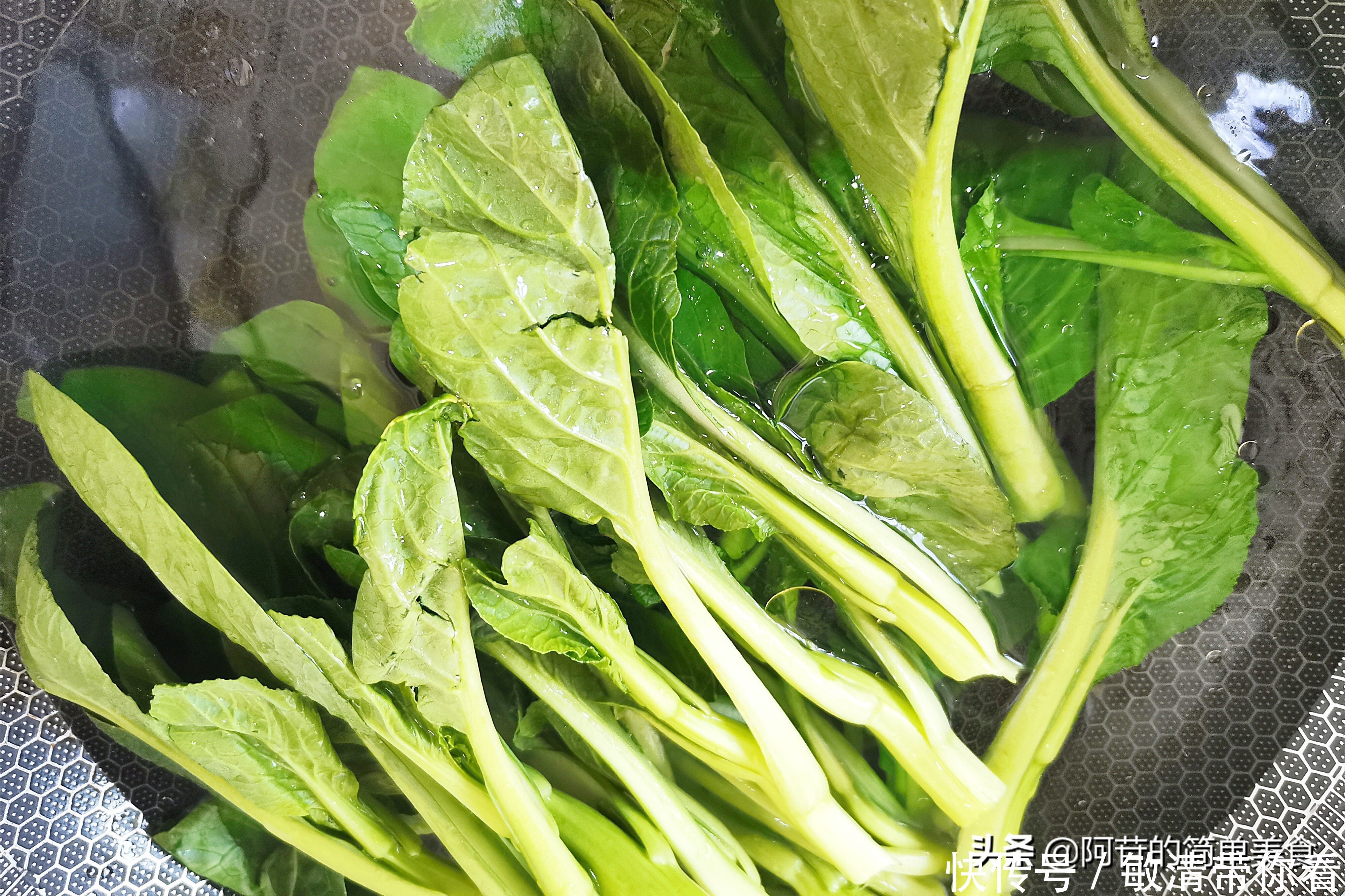  好吃的菜心炒牛肉，用料理牛排更滑嫩，荤素搭配营养均衡