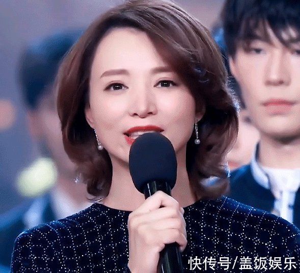 央视跨年晚会:任鲁豫独挑大梁疑口误,学生哽咽回忆袁隆平太催泪