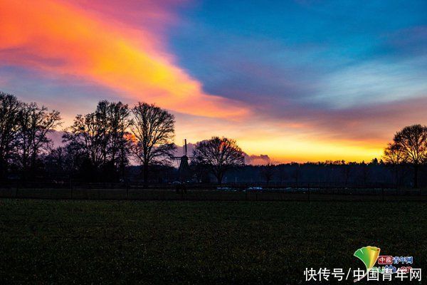 风车配夕阳 荷兰小镇田园风光惹人醉