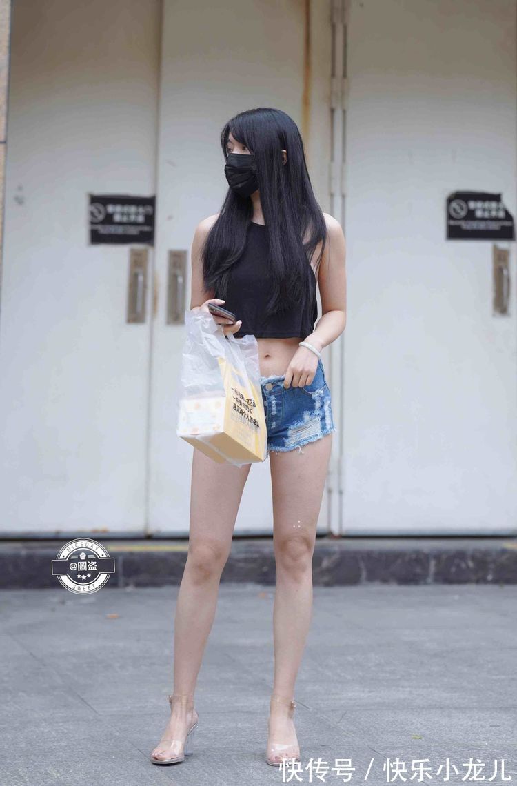 时髦 华丽典雅的打底裤穿搭既时髦又有腔调,凸显修长的身材,甜美温婉