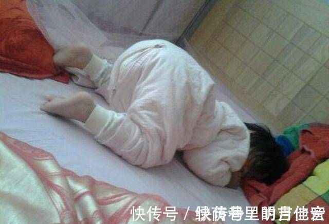 蜷缩状|孩子“3种睡姿”暗示长大后的性格情商高的孩子,大多是第二种