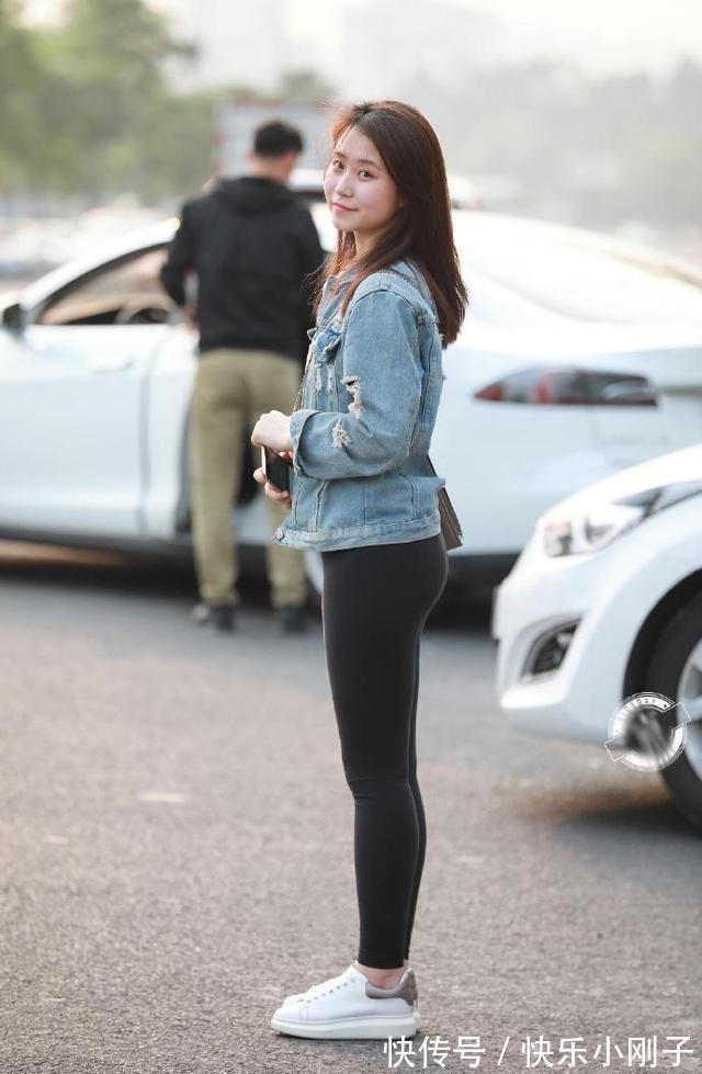 街头范 蓝色牛仔裤搭配修身白色背心,青春活力感十足,很有街头范