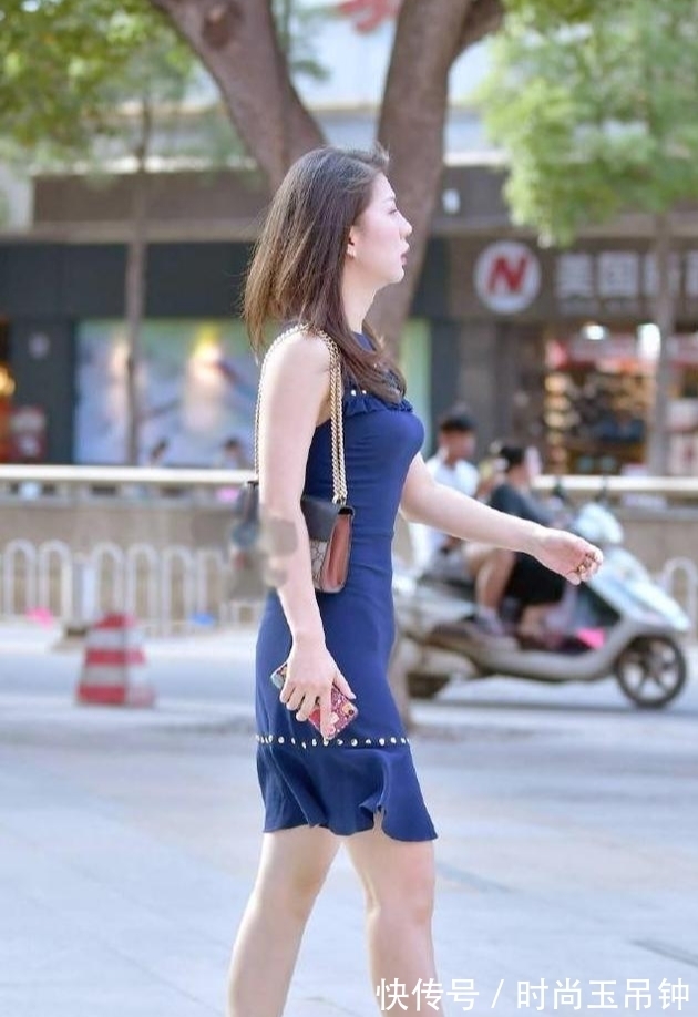紧身裙|蓝色无袖紧身裙,优雅得体,完美展现出了清新脱俗的气质