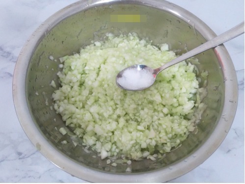 这个包子没有肉却特别鲜,只用俩食材,一个负责香,一个负责鲜!