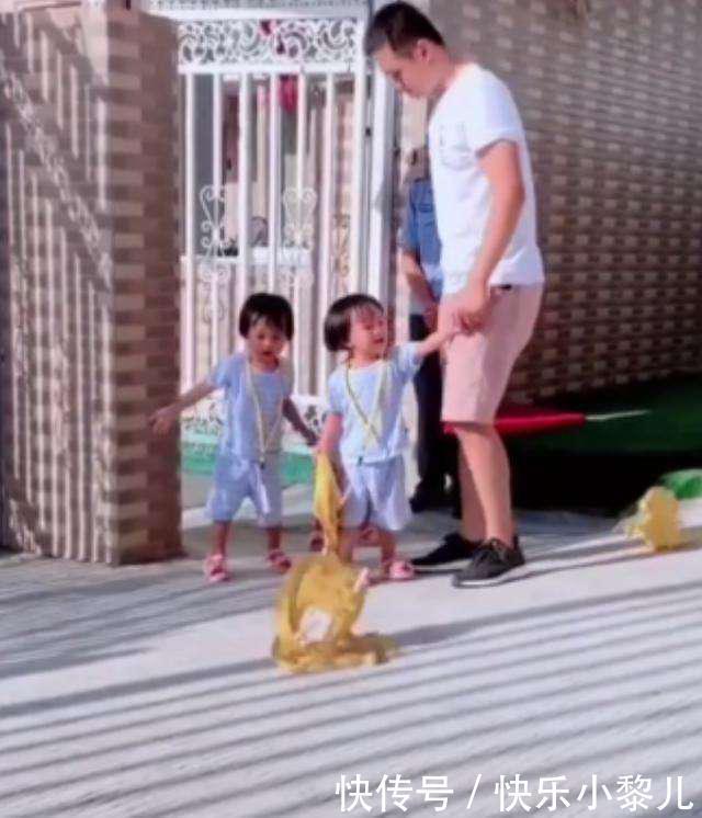 宝爸|宝爸接三胞胎女儿放学迟到:孩子生气不领情,还赌气摔书包