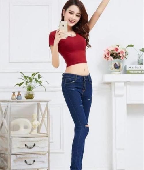 美女|热辣美女穿紧身牛仔裤，紧身穿搭秀出完美身姿，性感十足!